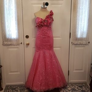 Mermaid one-shoulder evening gown